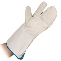 Heller 3-Finger-Hitzeschutzhandschuh aus Leder mit langer Stulpe und blauem Rand an der Hand