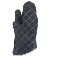 Zwei schwarze gesteppte Backhandschuhe mit hellem Rand nebeneinander, freigestellt