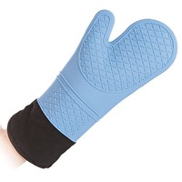 Hellblauer Silikon-Ofenhandschuh mit Rautenmuster und dunklem Bündchen an der Hand