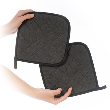 Zwei schwarze gesteppte Topflappen mit Randeinfassung, von Händen gehalten Zwei schwarze gesteppte Topflappen mit Randeinfassung, von Händen gehalten