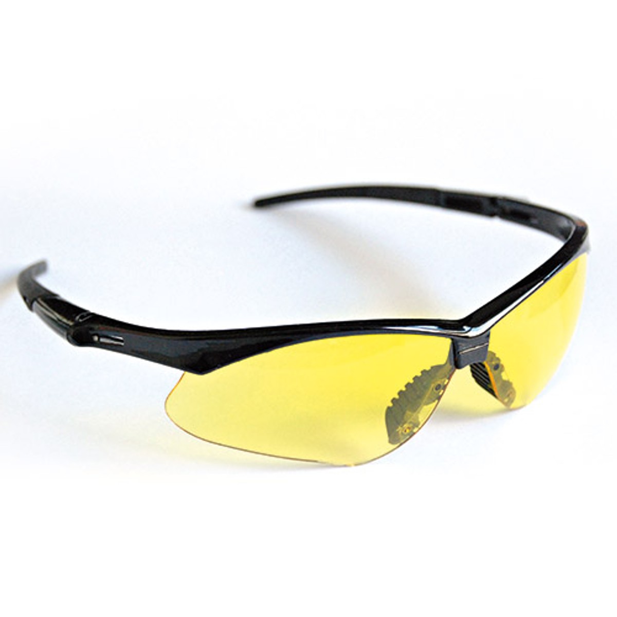 Schutzbrille mit gelben Gläsern und schwarzem Rahmen, schräg von der Seite Schutzbrille mit gelben Gläsern und schwarzem Rahmen, schräg von der Seite