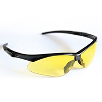 Schutzbrille mit gelben Gläsern und schwarzem Rahmen, schräg von der Seite Schutzbrille mit gelben Gläsern und schwarzem Rahmen, schräg von der Seite