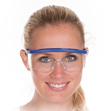 Klare Schutzbrille mit blauem Bügel und Seitenschutz, getragen, Vorderansicht Klare Schutzbrille mit blauem Bügel und Seitenschutz, getragen, Vorderansicht