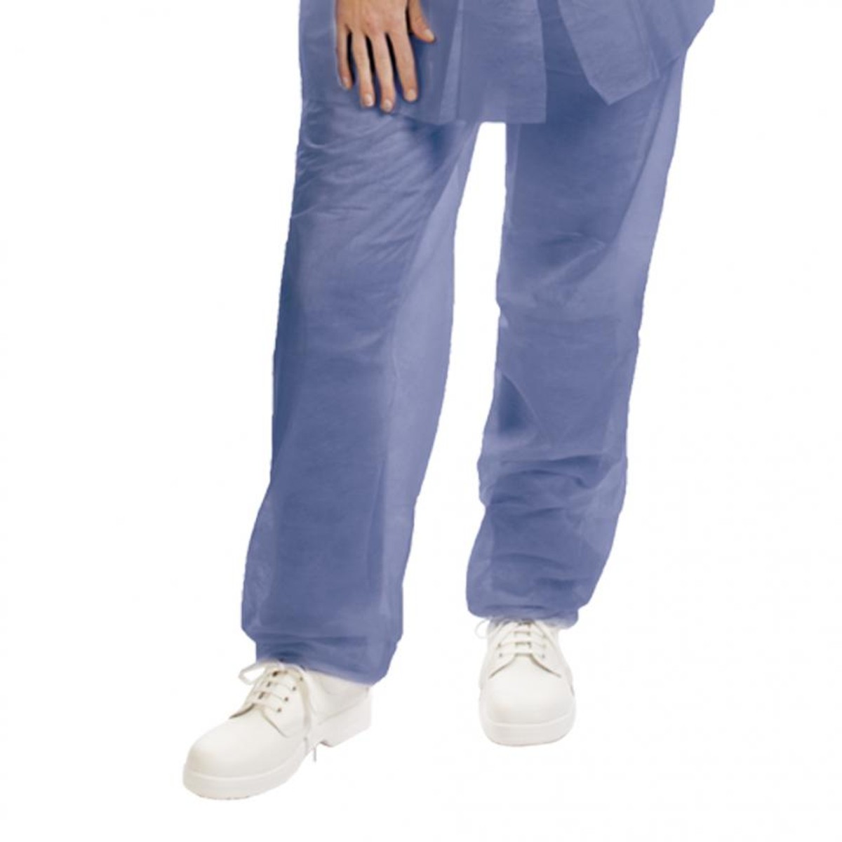 Einweg-Schutzhose in Blau, Beinansicht von vorn an einer Person mit weißen Schuhen Einweg-Schutzhose in Blau, Beinansicht von vorn an einer Person mit weißen Schuhen