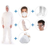 Weißer Overall mit Kapuze, daneben Atemschutzmaske, Überstiefel, Handschuhe, Schutzbrille und Müllbeutel Weißer Overall mit Kapuze, daneben Atemschutzmaske, Überstiefel, Handschuhe, Schutzbrille und Müllbeutel