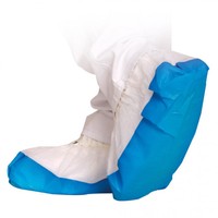 Weißer Überschuh mit blauer Sohle und blauer Ferse über weißer Hose, Seitenansicht
