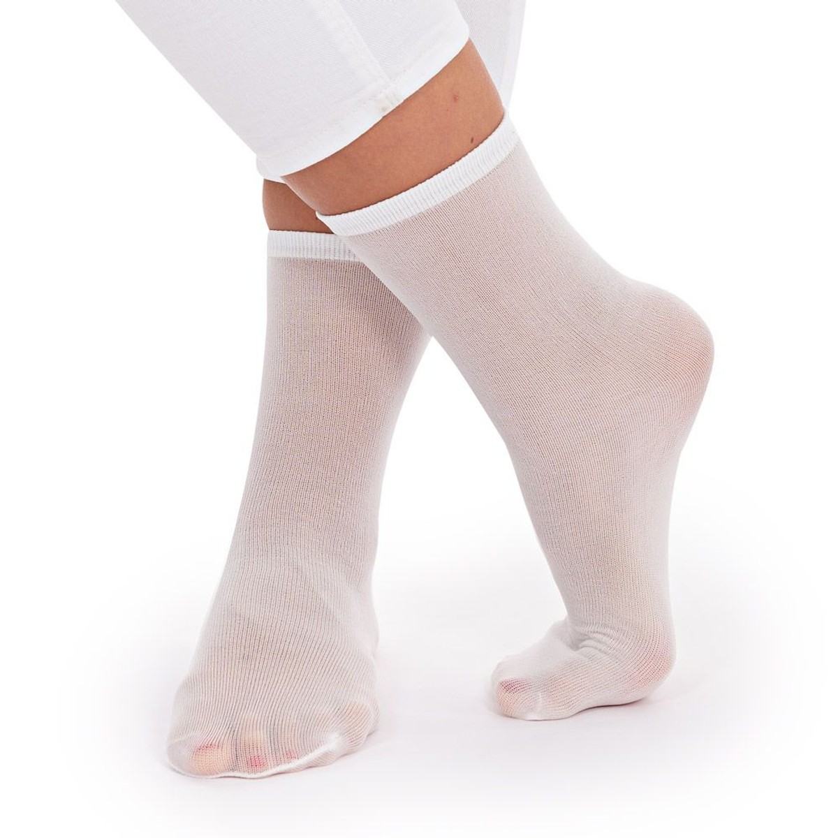 Weiße Einwegsocken an den Füßen einer Person, Ansicht von vorn Weiße Einwegsocken an den Füßen einer Person, Ansicht von vorn