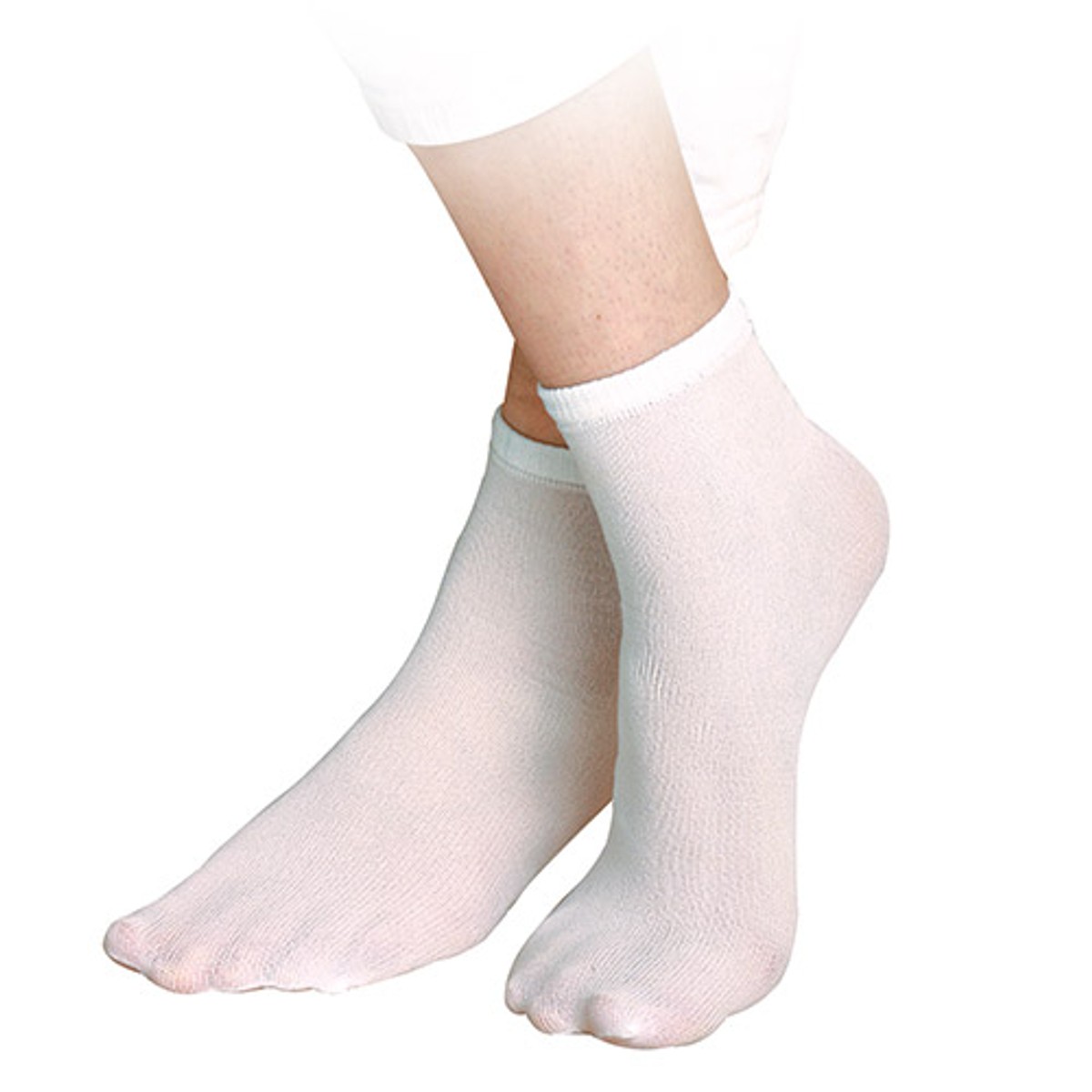 Weiße Einwegsocken an den Füßen einer Person von der Seite Weiße Einwegsocken an den Füßen einer Person von der Seite