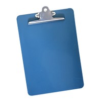 Blaues Klemmbrett aus Kunststoff mit silberfarbenem Klemmbügel Blaues Klemmbrett aus Kunststoff mit silberfarbenem Klemmbügel