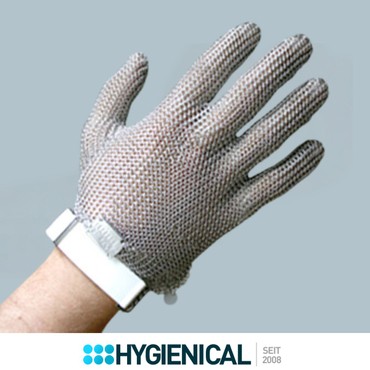 Hand im Kettenhandschuh mit weißem Kunststoffband, Handrücken, vor grauem Hintergrund Hand im Kettenhandschuh mit weißem Kunststoffband, Handrücken, vor grauem Hintergrund