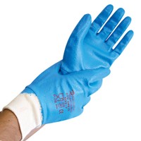 Blaue Nitril-Arbeitshandschuhe mit weißem Strickbund, an Händen getragen Blaue Nitril-Arbeitshandschuhe mit weißem Strickbund, an Händen getragen