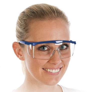 Person trägt Schutzbrille mit klaren Gläsern und blauem Bügel Person trägt Schutzbrille mit klaren Gläsern und blauem Bügel