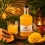Main-Feines Papaya-Mango Likör – tropischer Fruchtlikör für besondere Genussmomente Flasche Main-Feines Papaya-Mango Likör mit eingeschenktem Glas, frischer Papaya, Mango und tropischer Genussstimmung