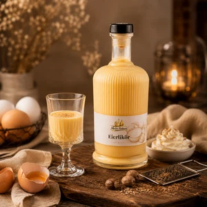 Main-Feines Eierlikör – cremiger Genusslikör für Dessertmomente Flasche Main-Feines Eierlikör mit eingeschenktem Glas, Eiern, Sahne und warmer Dessert-Genussstimmung