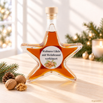 Walnuss-Likör mit Weinbrand 18 % Vol. in der Sternflasche Walnuss-Likör mit Weinbrand und 18 % Vol. in einer Sternflasche auf hellem Holztisch mit Walnüssen, Tannenzapfen und weihnachtlichem Kerzenlicht.