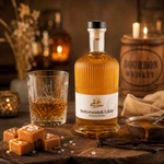 Main-Feines Butterscotch Likör mit Bourbon Whiskey – cremiger Karamellgenuss Flasche Main-Feines Butterscotch Likör mit Bourbon Whiskey, eingeschenktem Glas, Karamell und warmer Genussstimmung