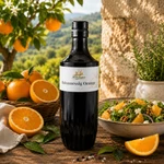 Main-Feines Balsamessig Orange – fruchtiger Essig für Salate und feine Küche Flasche Main-Feines Balsamessig Orange mit Orangenbaum, frischen Orangen, Essigschale und Salat in heller mediterraner Küchenstimmung