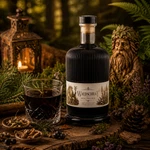 Main-Feines Waldschrat Kräuterlikör – würziger Genuss aus Kräutern und Waldaromen Flasche Main-Feines Waldschrat Kräuterlikör mit eingeschenktem Glas, Kräutern, Walddekoration und warmer Genussstimmung