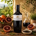 Main-Feines Balsamessig Blutorange – fruchtiger Essig für feine Genussmomente Flasche Main-Feines Balsamessig Blutorange mit Blutorangen, Essigschale, Kräutern und rustikaler Feinkost-Stimmung