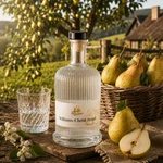 Main-Feines Williams-Christ Brand – klare Birnen-Spirituose mit feiner Fruchtnote Flasche Main-Feines Williams-Christ Brand mit Glas, Williams-Christ Birnen, Blüten und rustikaler Brennerei-Stimmung