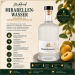 Flasche Main-Feines Mirabellenwasser mit Glas, Mirabellen, Blüten und warmer rustikaler Genussstimmung