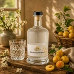 Flasche Main-Feines Mirabellenwasser mit Glas, Mirabellen, Blüten und warmer rustikaler Genussstimmung