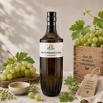 Flasche Main-Feines Bio Weißweinessig zuckerfrei mit hellen Trauben, Weinlaub und handgemachtem Bio-Charakter auf dezentem Hintergrund