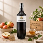 Flasche Main-Feines Bio Apfelessig mit frischen Äpfeln, handgemachten Bio-Details und dezentem hellem Hintergrund