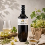 Main-Feines Bio Weißwein Balsam Essig in dunkler Glasflasche mit hellen Trauben und Weinlaub