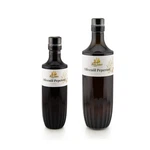 Stimmungsbild mit Premium Olivenöl Peperoni extra vergine aus Italien und frischen Peperoni