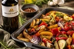 Mediterranes Ofengemüse mit Kartoffeln, Paprika, Zucchini und Main-Feines Olivenöl Peperoni