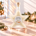 Marzipan Sahnelikör Sternflasche Weihnachtsflasche im festlichen Ambiente – Geschenkidee Sternflasche Weihnachtsflasche mit cremigem, mandeligem Marzipan-Sahnelikör in weihnachtlicher Deko-Szene mit Marzipankugeln und Mandeln – perfekt als Adventsgeschenk, Mitbringsel oder Firmenpräsent