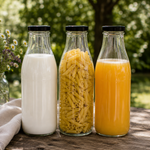 Drei Milchflaschen 1 Liter Glas transparent mit Deckel schwarz, gefüllt mit Milch, Nudeln & Saft – vielseitig für Einkochen von Obst