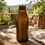 Eine Milchflaschen 1 Liter Glas braun mit Deckel kupfer, gefüllt mit Milch, Hafermilch oder Sojamilch – vielseitig für einen sicheren Twist-Off-Verschluss