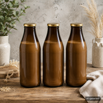 Drei Milchflaschen 1 Liter Glas transparent mit Deckel gold, gefüllt mit Milch & Saft – vielseitig für alle Milch Sorten