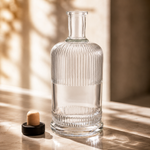 Hochwertige Premium Glasflasche 500 ml mit Zubehör Transpareneted 500-ml Design Glasflasche aus Italien auf Tisch mit Holzkorken