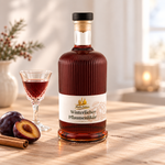 Winterlicher Pflaumenlikör – Likör Flasche in festlicher Umgebung | Main-Feines Winterlicher Pflaumenlikör Flasche in dezenter winterlich-festlicher Umgebung von Main-Feines.