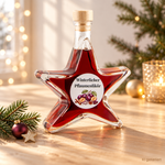 Winterlicher Pflaumenlikör 20 % Vol. in festlicher Sternflasche Winterlicher Pflaumenlikör mit 20 % Vol. in einer Sternflasche auf hellem Holztisch mit pflaumenfarbener Kugel, goldenem Stern und warmen Weihnachtslichtern.