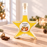 Bratapfel Likör Sternflasche Weihnachtsflasche im festlichen Ambiente – Geschenkidee Sternflasche Weihnachtsflasche mit fruchtigem Bratapfel-Likör mit feiner Winterwürze in weihnachtlicher Deko-Szene mit Äpfeln, Zimtstangen und Sternanis – perfekt als Adventsgeschenk, Mitbringsel oder Firmenpräsent