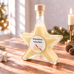 Biskuitliebe Sahnelikör Sternflasche Weihnachtsflasche im festlichen Ambiente – Geschenkidee Sternflasche Weihnachtsflasche mit cremigem Biskuitliebe-Sahnelikör mit Biskuit- und Vanillenote in weihnachtlicher Deko-Szene mit Löffelbiskuit und Vanilleschoten – perfekt als Adventsgeschenk, Mitbringsel oder Firmenpräsent