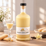 Biskuit-Sahne-Likör 15 % Vol. in heller Genussatmosphäre Flasche Biskuit-Sahne-Likör 15 % Vol. in heller, natürlicher Umgebung mit dezenter Gebäck-Deko.