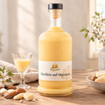 Eierlikör auf Marzipan 17 % Vol. in heller Genussatmosphäre Flasche Eierlikör auf Marzipan 17 % Vol. mit Glas, Mandeln und Marzipan in heller, natürlicher Umgebung.