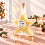 Eierlikör auf Marzipan Sternflasche Weihnachtsflasche im festlichen Ambiente – Geschenkidee Sternflasche Weihnachtsflasche mit cremigem Eierlikör mit feiner Marzipannote in weihnachtlicher Deko-Szene mit Marzipankugeln und Eierlikörgläschen – perfekt als Adventsgeschenk, Mitbringsel oder Firmenpräsent