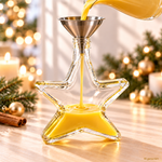 Leere Sternflasche beim Befüllen mit selbstgemachtem Eierlikör – DIY Geschenkidee Leere Sternflasche (200 ml) wird mit selbstgemachtem, cremigem Eierlikör befüllt – ideal als DIY-Weihnachtsgeschenk aus der eigenen Küche