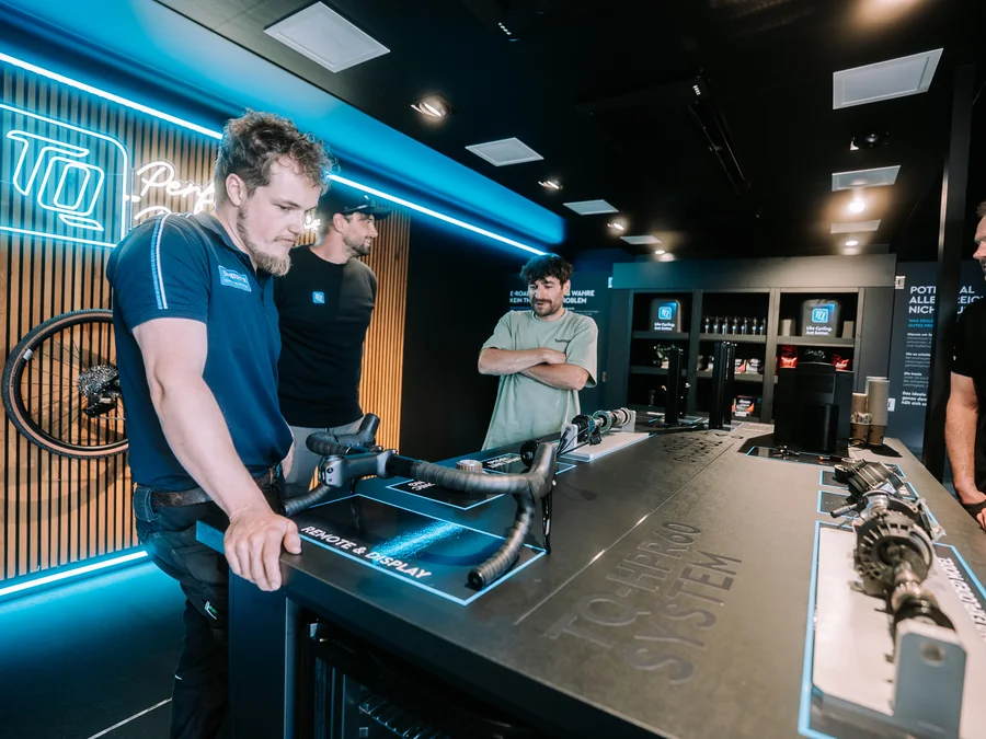 Blick in den TQ-Showtruck mit Antrieben und Displays