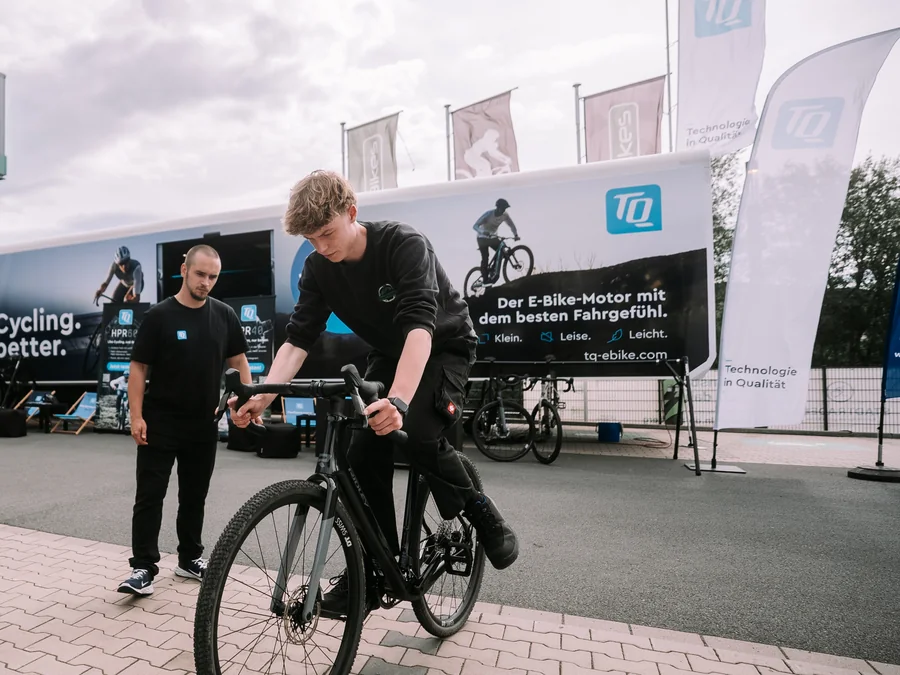 Testfahrt mit einem Gravelbike vor dem TQ-Showtruck