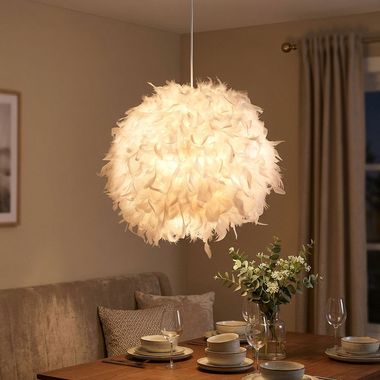 Design Hängeleuchte mit Feder-Lampenschirm in weiß