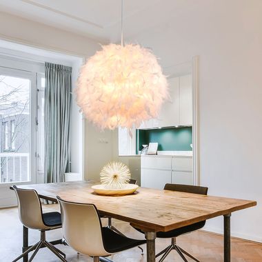 Design Hängeleuchte mit Feder-Lampenschirm in weiß