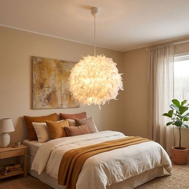 Design Hängeleuchte mit Feder-Lampenschirm in weiß
