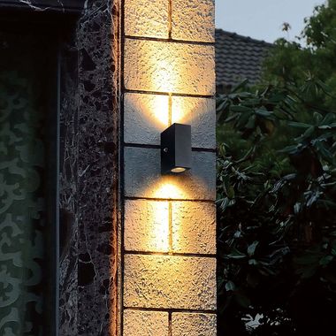 LED Wandleuchte schwarz, Dämmerungssensor, H 15,5 cm